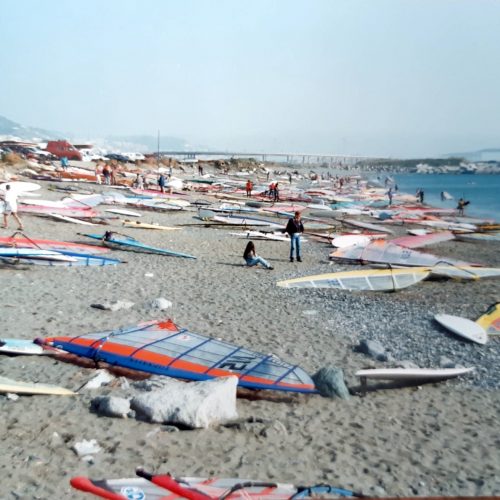 spiaggia_con_vele_windsurf